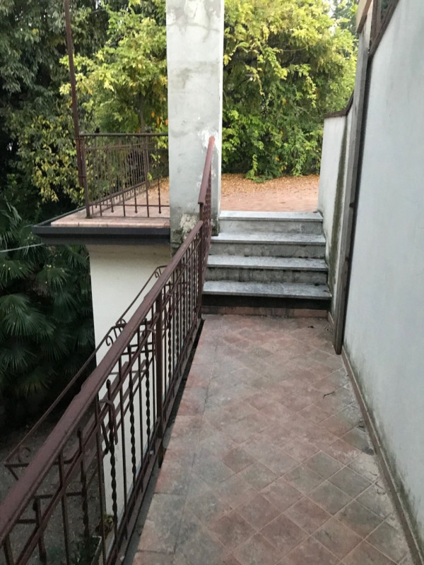 ULTIMO PIANO APPARTAMENTO PARTE MANSARDATO CON GRANDE TERRAZZA ABITABILE. INGRESSO SALONE, CUCINA...