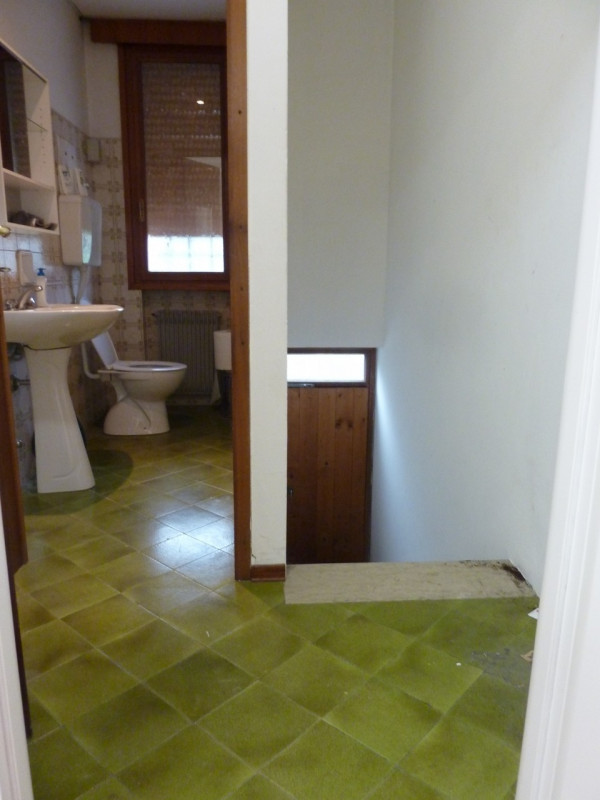 A Carità di Villorba (TV), proponiamo in affitto negozio di 45 mq al piano terra, composto da: zo...