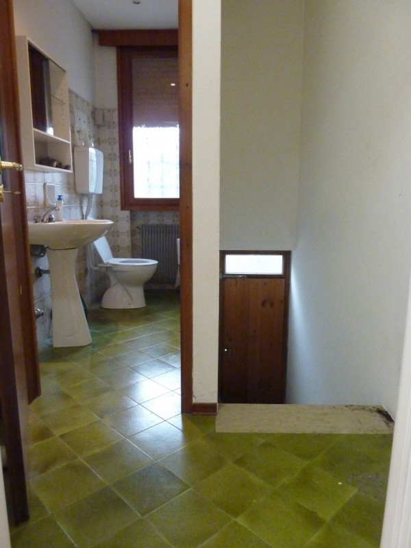 A Carità di Villorba (TV), proponiamo in affitto negozio di 45 mq al piano terra, composto da: zo...