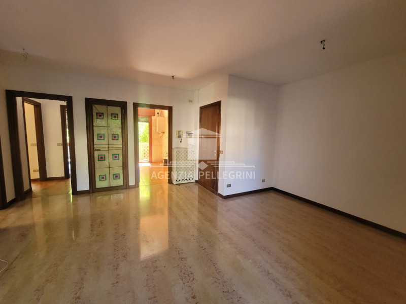 ELEGANTE BICAMERE CON TERRAZZO in laterale di CORSO PADOVA.
Circa 92 mq effettivi CON AMPIO TERRA...