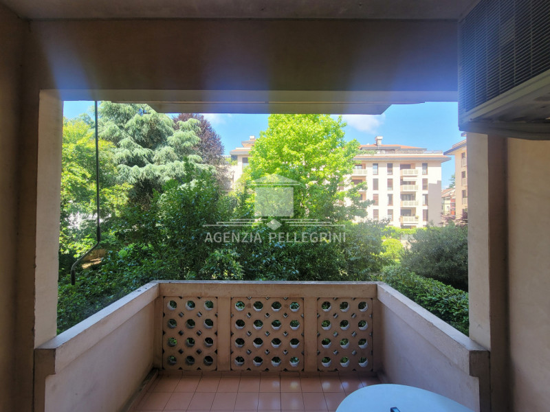 ELEGANTE BICAMERE CON TERRAZZO in laterale di CORSO PADOVA.
Circa 92 mq effettivi CON AMPIO TERRA...