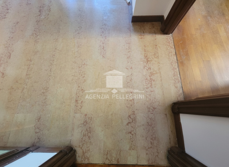 ELEGANTE BICAMERE CON TERRAZZO in laterale di CORSO PADOVA.
Circa 92 mq effettivi CON AMPIO TERRA...