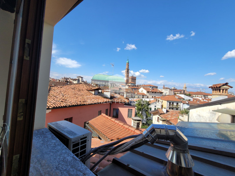 AFFITTO IN CENTRO STORICO A VICENZA,  PRESTIGIOSO APPARTAMENTO ARREDATO ALL’ULTIMO PIANO IN PIENO...