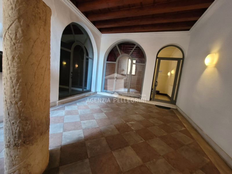 AFFITTO IN CENTRO STORICO A VICENZA,  PRESTIGIOSO APPARTAMENTO ARREDATO ALL’ULTIMO PIANO IN PIENO...