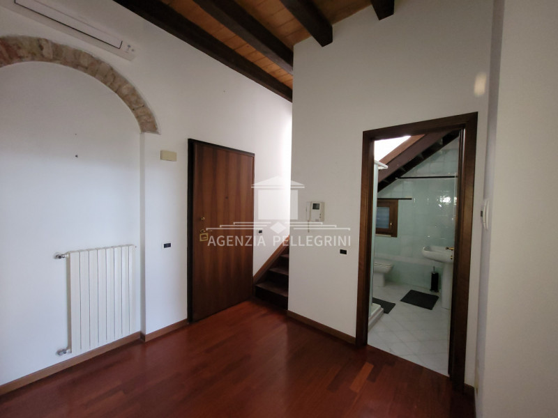 AFFITTO IN CENTRO STORICO A VICENZA,  PRESTIGIOSO APPARTAMENTO ARREDATO ALL’ULTIMO PIANO IN PIENO...