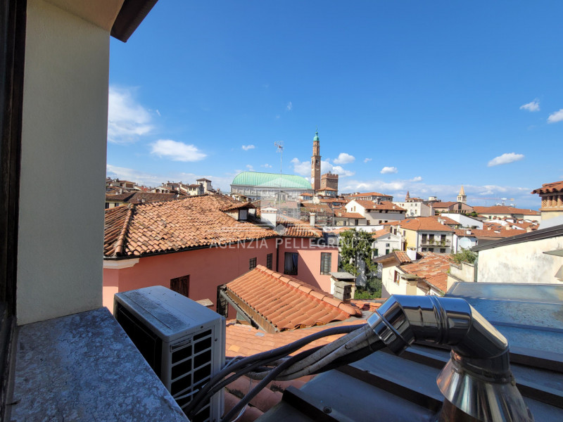 AFFITTO IN CENTRO STORICO A VICENZA,  PRESTIGIOSO APPARTAMENTO ARREDATO ALL’ULTIMO PIANO IN PIENO...