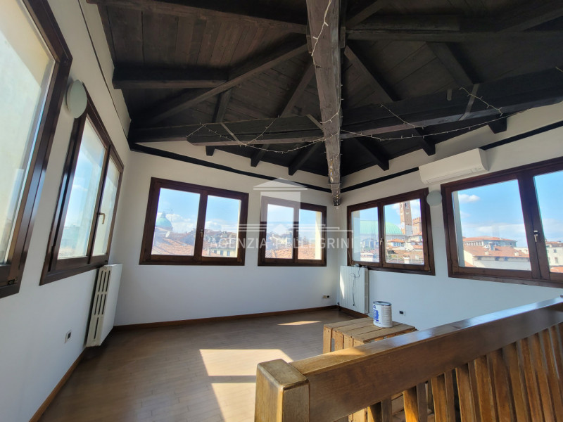 AFFITTO IN CENTRO STORICO A VICENZA,  PRESTIGIOSO APPARTAMENTO ARREDATO ALL’ULTIMO PIANO IN PIENO...