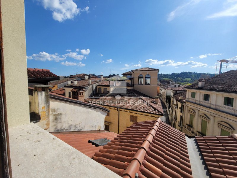AFFITTO IN CENTRO STORICO A VICENZA,  PRESTIGIOSO APPARTAMENTO ARREDATO ALL’ULTIMO PIANO IN PIENO...