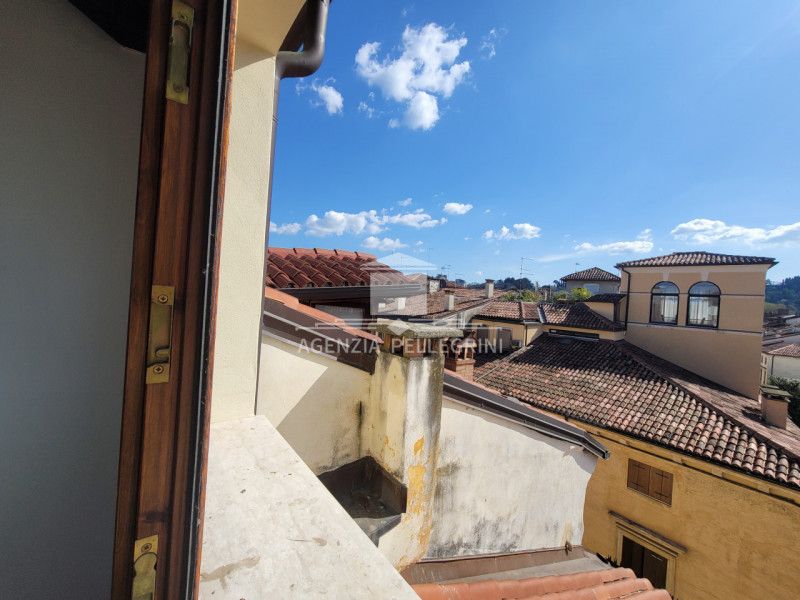 AFFITTO IN CENTRO STORICO A VICENZA,  PRESTIGIOSO APPARTAMENTO ARREDATO ALL’ULTIMO PIANO IN PIENO...
