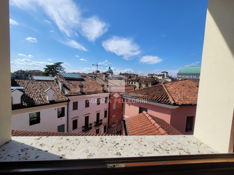 AFFITTO IN CENTRO STORICO A VICENZA,  PRESTIGIOSO APPARTAMENTO ARREDATO ALL’ULTIMO PIANO IN PIENO...
