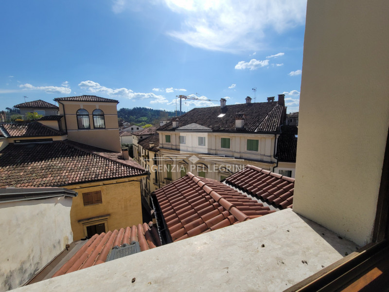 AFFITTO IN CENTRO STORICO A VICENZA,  PRESTIGIOSO APPARTAMENTO ARREDATO ALL’ULTIMO PIANO IN PIENO...