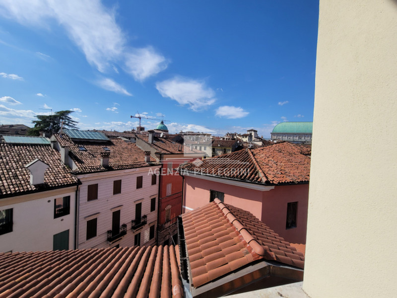AFFITTO IN CENTRO STORICO A VICENZA,  PRESTIGIOSO APPARTAMENTO ARREDATO ALL’ULTIMO PIANO IN PIENO...
