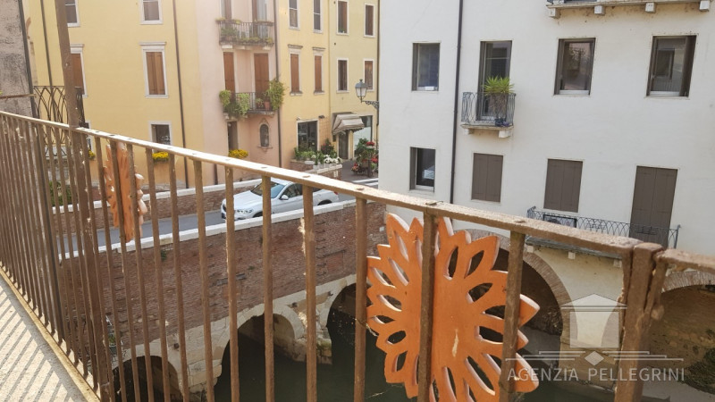 CENTRO STORICO  Affittasi raffinato appartamento bicamere completamente arredato, in una palazzin...