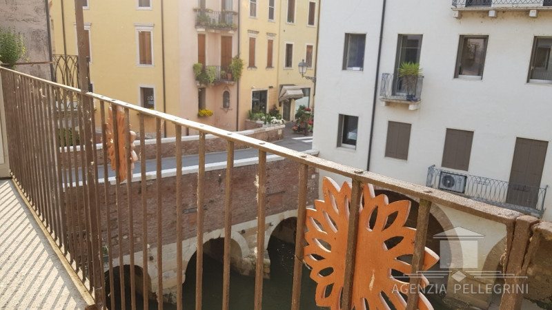 CENTRO STORICO  Affittasi raffinato appartamento bicamere completamente arredato, in una palazzin...