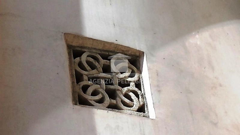 CENTRO STORICO proponiamo un importante  ultimo piano ultimo che si sviluppa su circa 300 mq comm...