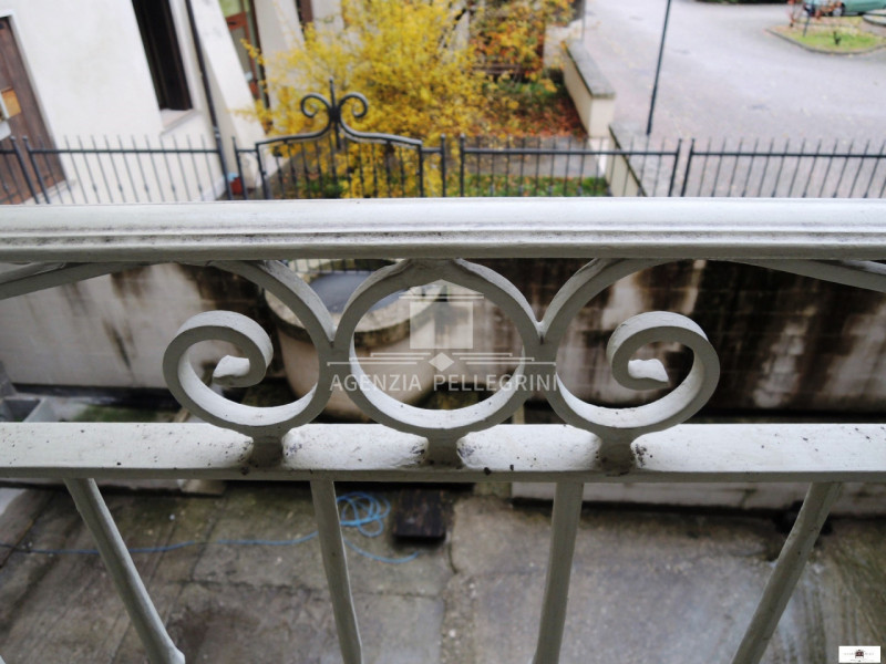 CENTRO STORICO proponiamo un importante  ultimo piano ultimo che si sviluppa su circa 300 mq comm...