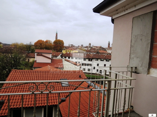 CENTRO STORICO proponiamo un importante  ultimo piano ultimo che si sviluppa su circa 300 mq comm...