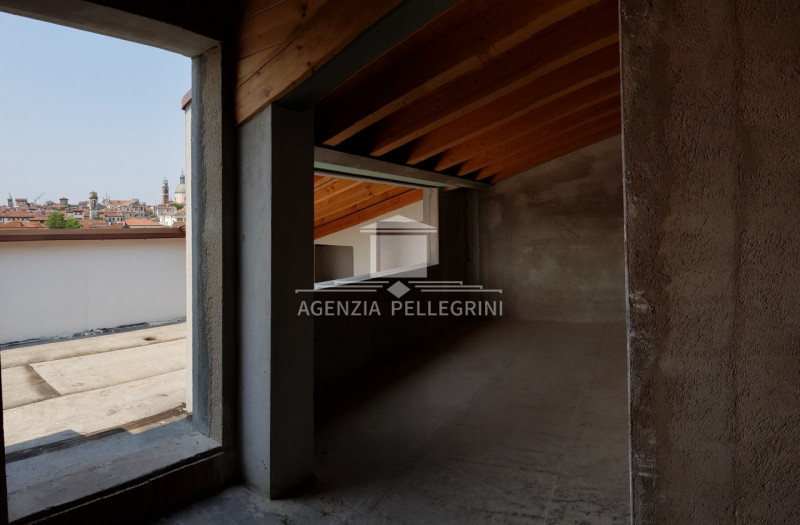 CENTRO STORICO proponiamo un importante  ultimo piano ultimo che si sviluppa su circa 300 mq comm...