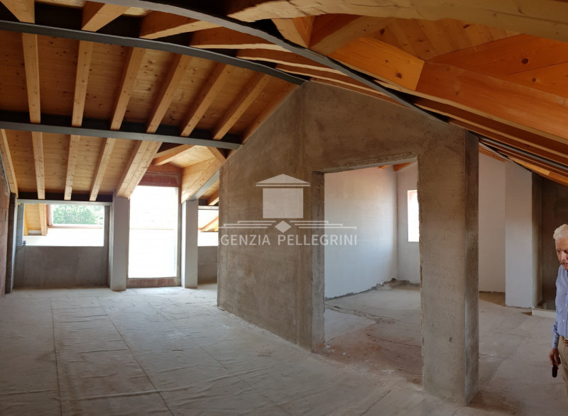 CENTRO STORICO proponiamo un importante  ultimo piano ultimo che si sviluppa su circa 300 mq comm...