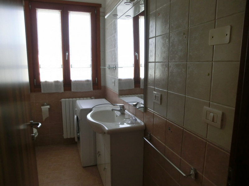 Veggiano, miniappartamento recente inserito all'ultimo piano (2° piano) in un edificio di 4 unità...