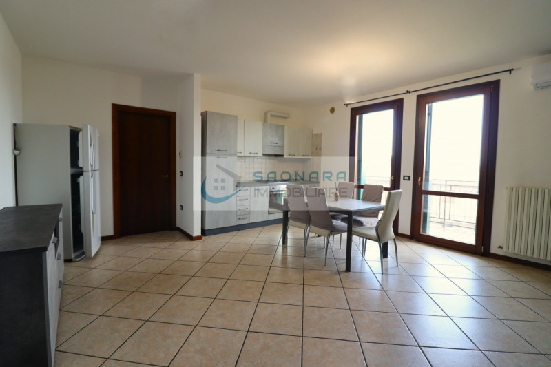 Villatora: appartamento al piano secondo di un fabbricato residenziale con negozi al piano terra ...