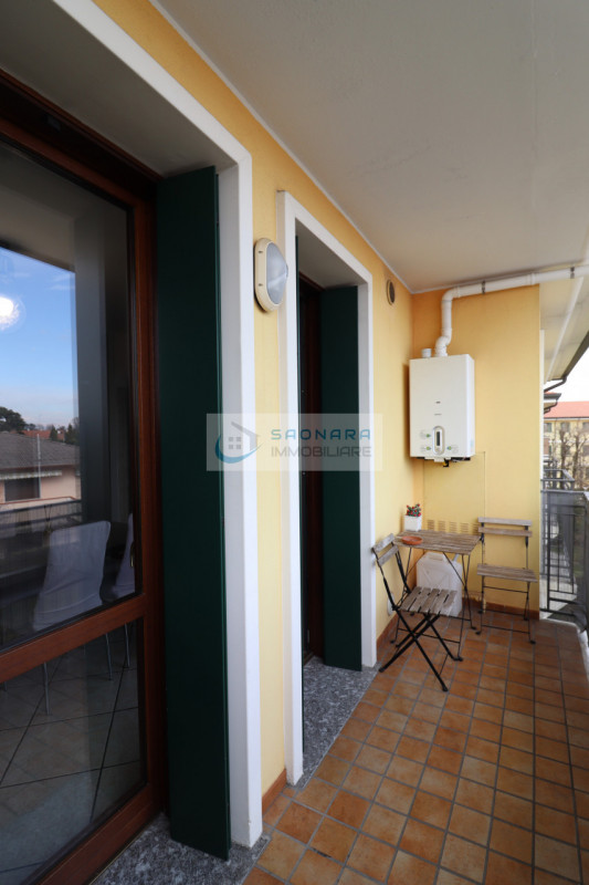 Villatora: appartamento al piano secondo di un fabbricato residenziale con negozi al piano terra ...