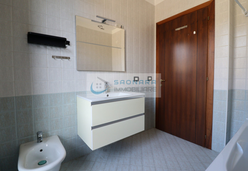 Villatora: appartamento al piano secondo di un fabbricato residenziale con negozi al piano terra ...