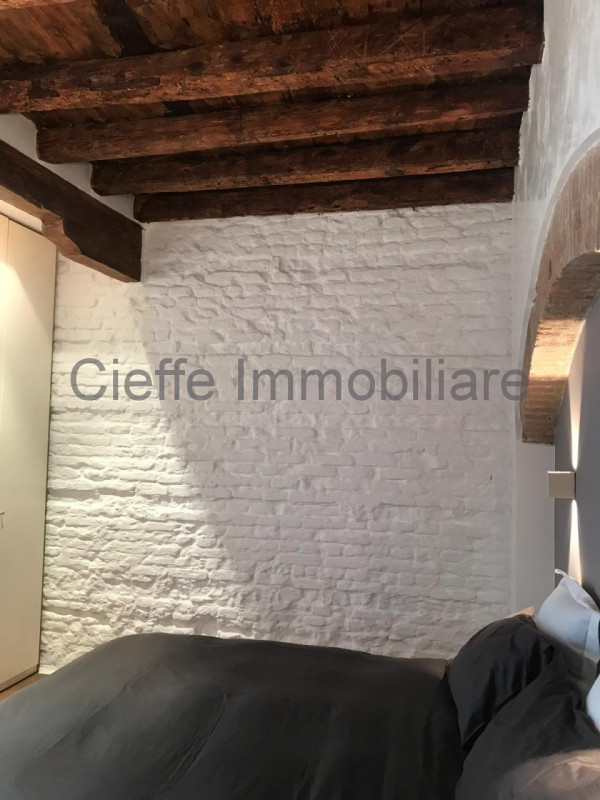 Proponiamo in affitto uno splendido appartamento bilocale completamente ristrutturato di circa 55...