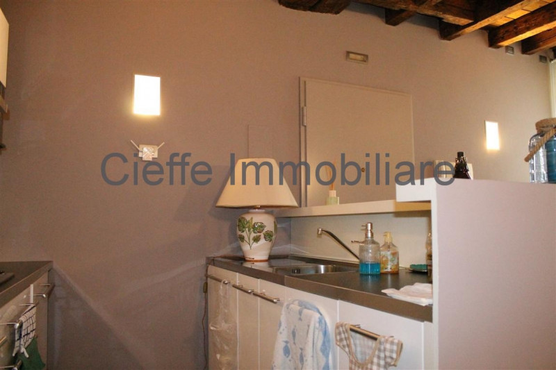 Proponiamo in affitto uno splendido appartamento bilocale completamente ristrutturato di circa 55...