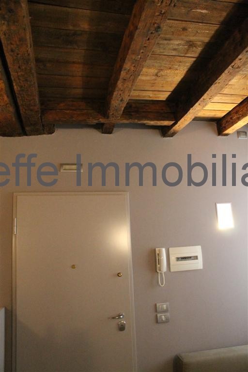 Proponiamo in affitto uno splendido appartamento bilocale completamente ristrutturato di circa 55...