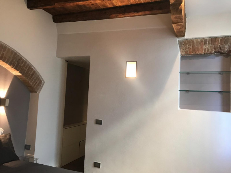 Proponiamo in affitto uno splendido appartamento bilocale completamente ristrutturato di circa 55...