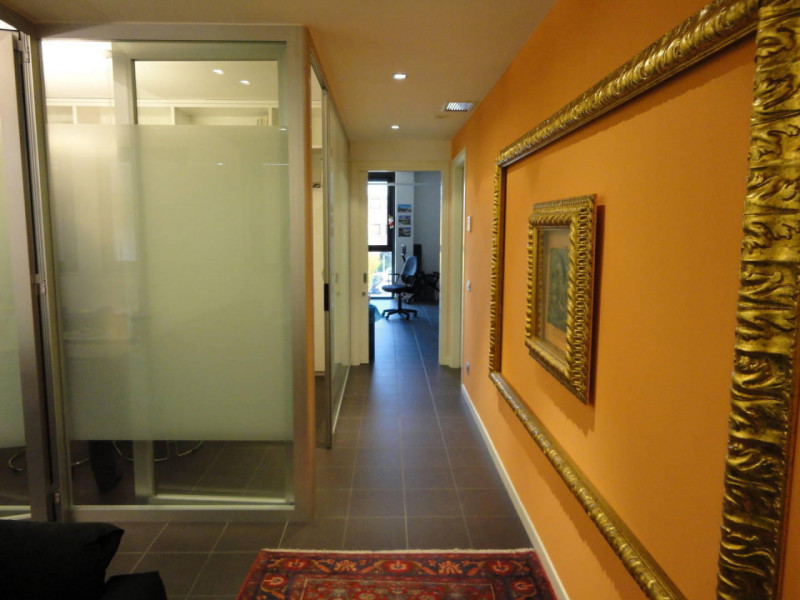 Riferimento per l'agenzia AU0128 Vigonza Zona Peraga. Affittasi ufficio arredato in centro direzi...