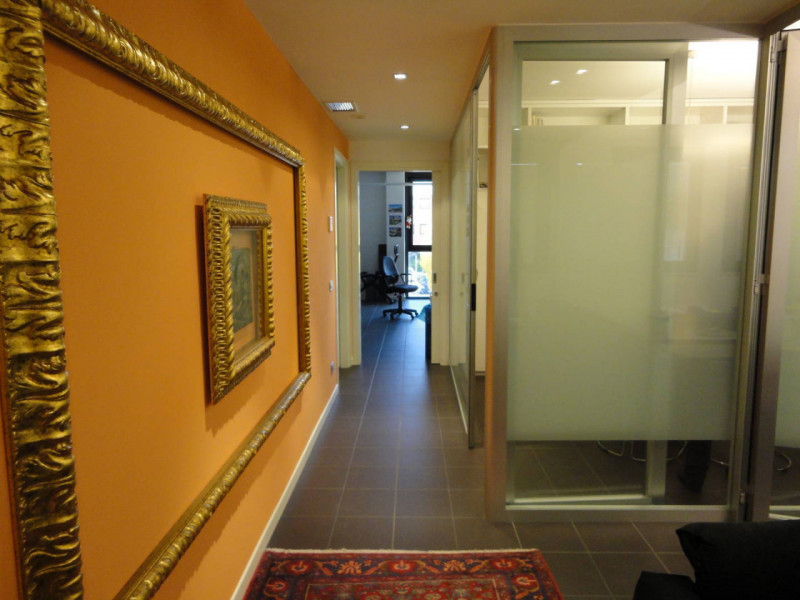 Riferimento per l'agenzia AU0128 Vigonza Zona Peraga. Affittasi ufficio arredato in centro direzi...