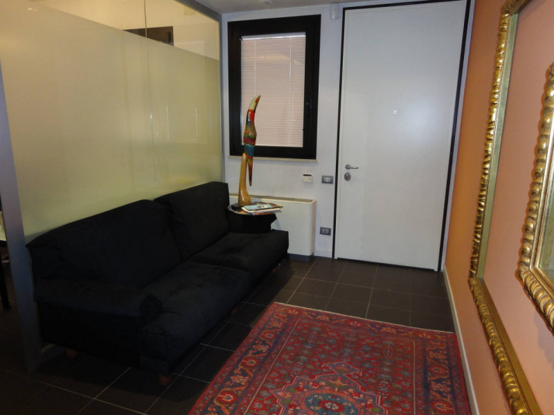 Riferimento per l'agenzia AU0128 Vigonza Zona Peraga. Affittasi ufficio arredato in centro direzi...