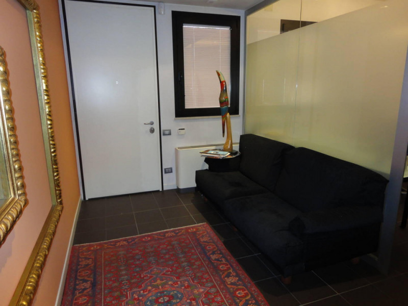 Riferimento per l'agenzia AU0128 Vigonza Zona Peraga. Affittasi ufficio arredato in centro direzi...