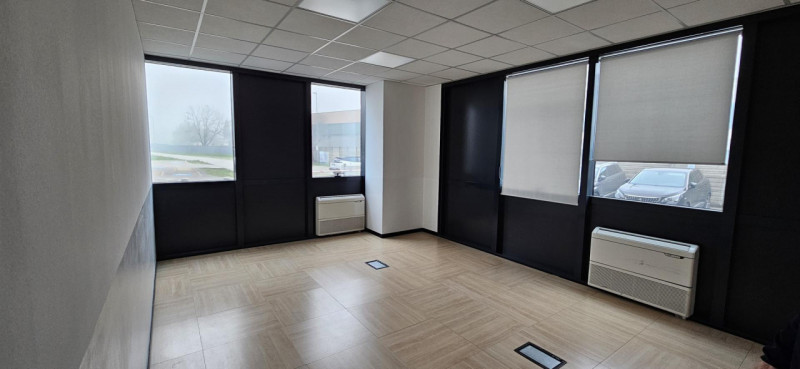 Riferimento per l'agenzia AU2153 PADOVA Zaona industriale Est. Proponiamo in locazione un moderno...