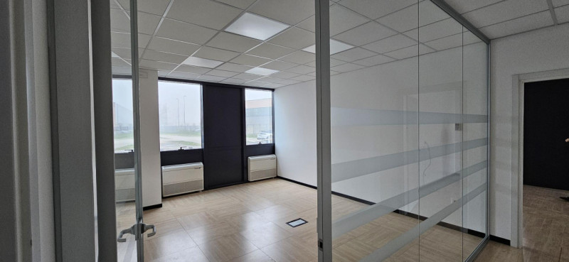 Riferimento per l'agenzia AU2153 PADOVA Zaona industriale Est. Proponiamo in locazione un moderno...