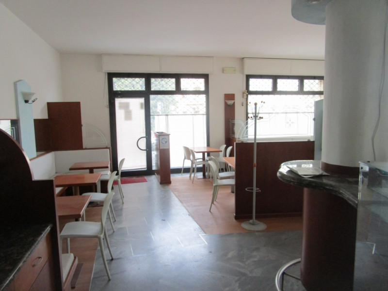 In via Rezzonico 26/B a Padova (zona tribunale nuovo) vendesi negozio, eventualmente già arredato...