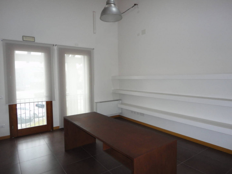 Riferimento per l'Agenzia AU2431 NOVENTA PADOVANA Zona Oltrebrenta. Ufficio su 2 piani di Mq 150 ...