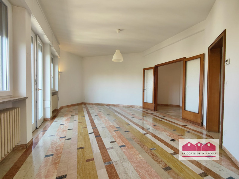 CENTRO STORICO: IN ZTL COMODA ALL'USCITA E ALL'INGRESSO DELLA ZONA PEDONALE, PROPONIAMO SPLENDIDO...