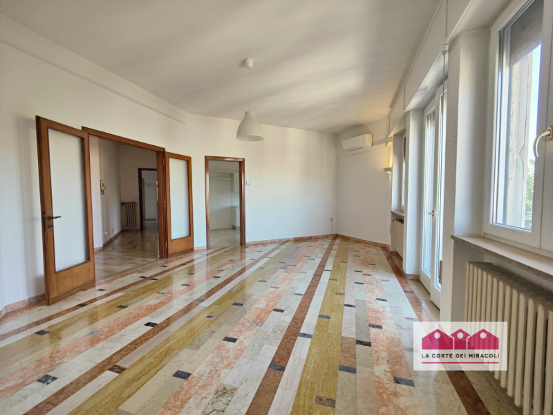 CENTRO STORICO: IN ZTL COMODA ALL'USCITA E ALL'INGRESSO DELLA ZONA PEDONALE, PROPONIAMO SPLENDIDO...
