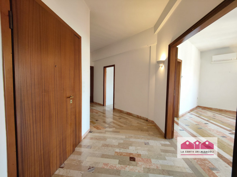 CENTRO STORICO: IN ZTL COMODA ALL'USCITA E ALL'INGRESSO DELLA ZONA PEDONALE, PROPONIAMO SPLENDIDO...
