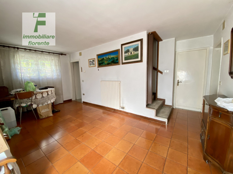 SU UN LOTTO DI 1.000 MQ...CASA SINGOLA DEGLI ANNI '70...SU 2 LIVELLI DI MQ 244 TOTALI...SI POSSON...