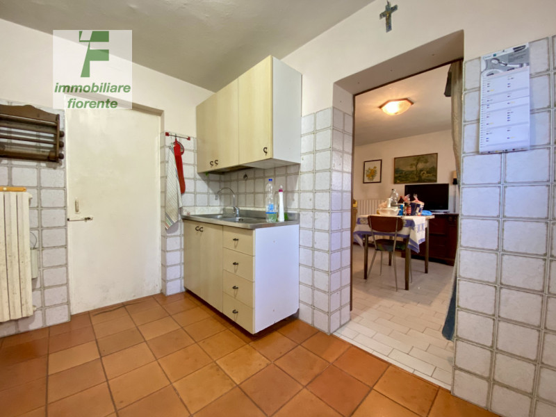 SU UN LOTTO DI 1.000 MQ...CASA SINGOLA DEGLI ANNI '70...SU 2 LIVELLI DI MQ 244 TOTALI...SI POSSON...