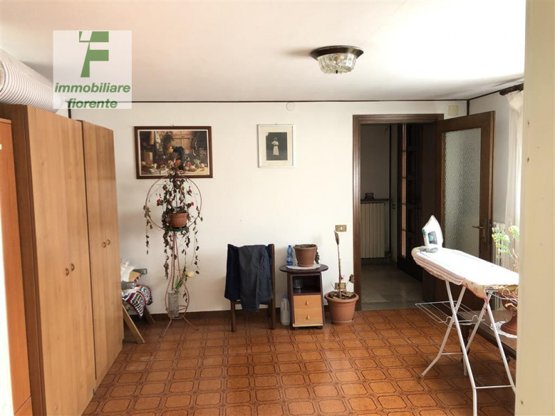 SU UN LOTTO DI 1.000 MQ...CASA SINGOLA DEGLI ANNI '70...SU 2 LIVELLI DI MQ 244 TOTALI...SI POSSON...