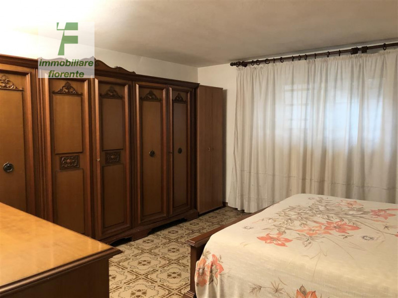 SU UN LOTTO DI 1.000 MQ...CASA SINGOLA DEGLI ANNI '70...SU 2 LIVELLI DI MQ 244 TOTALI...SI POSSON...