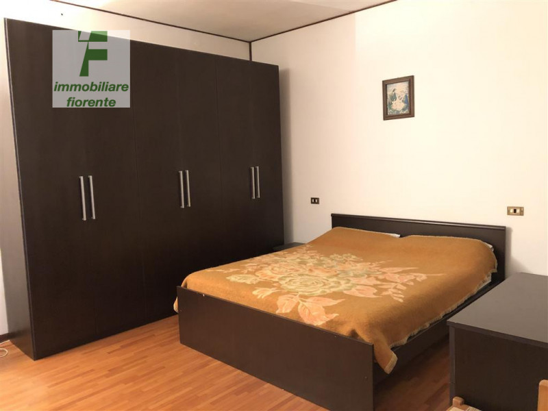 SU UN LOTTO DI 1.000 MQ...CASA SINGOLA DEGLI ANNI '70...SU 2 LIVELLI DI MQ 244 TOTALI...SI POSSON...