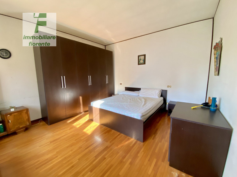 SU UN LOTTO DI 1.000 MQ...CASA SINGOLA DEGLI ANNI '70...SU 2 LIVELLI DI MQ 244 TOTALI...SI POSSON...