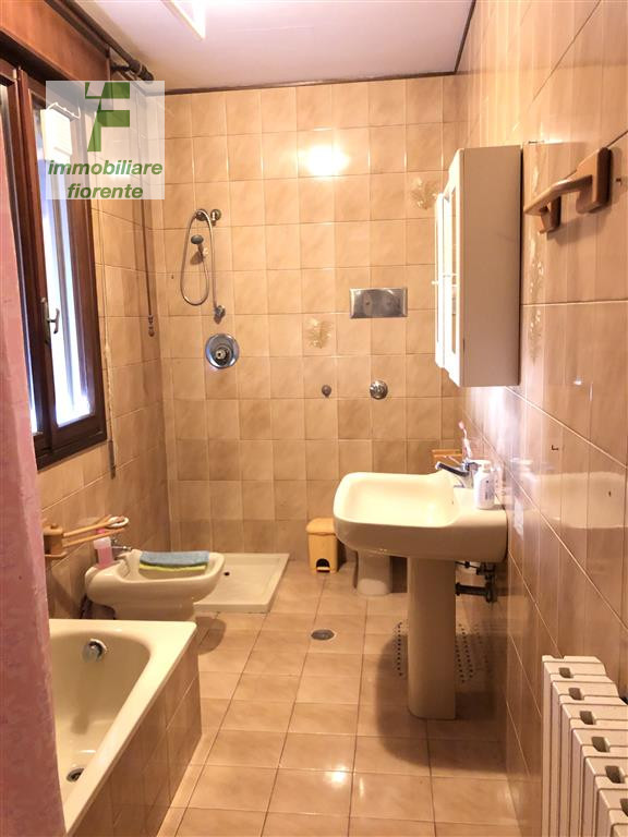 SU UN LOTTO DI 1.000 MQ...CASA SINGOLA DEGLI ANNI '70...SU 2 LIVELLI DI MQ 244 TOTALI...SI POSSON...