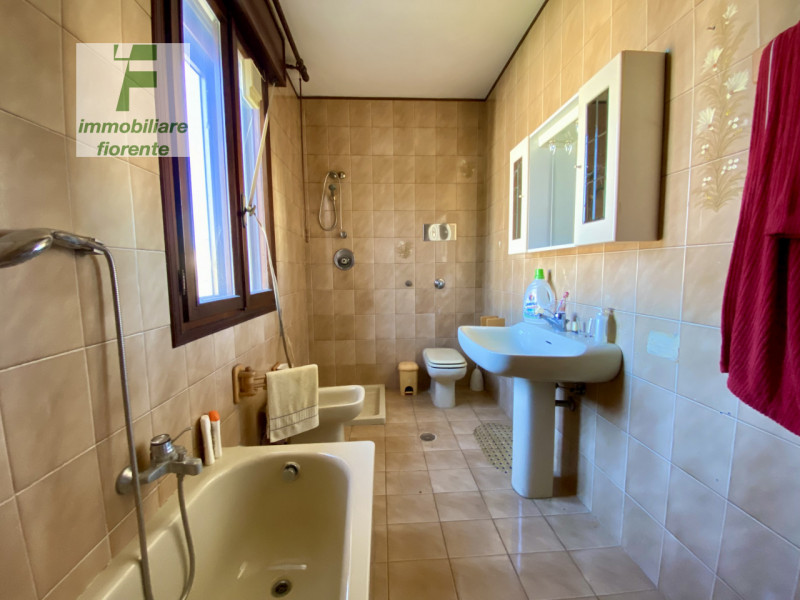 SU UN LOTTO DI 1.000 MQ...CASA SINGOLA DEGLI ANNI '70...SU 2 LIVELLI DI MQ 244 TOTALI...SI POSSON...